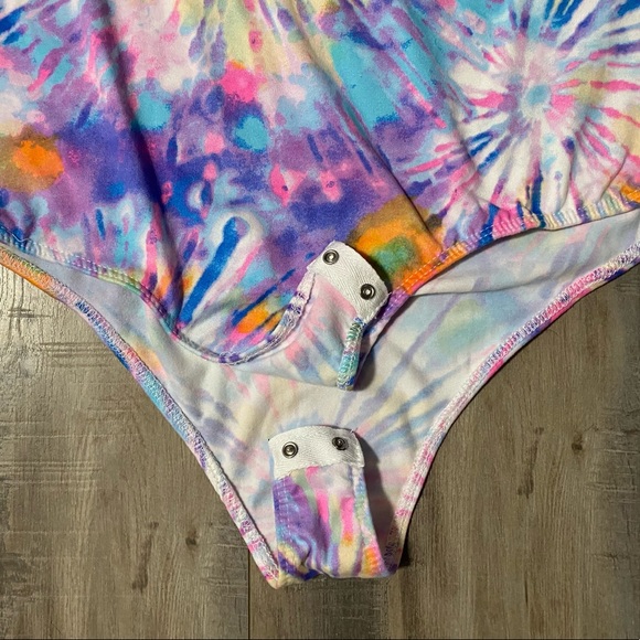 NWT- DISCREET PRINTED RUFFLE FLOUNCE BODY SUIT 💕 - Picture 4 of 5